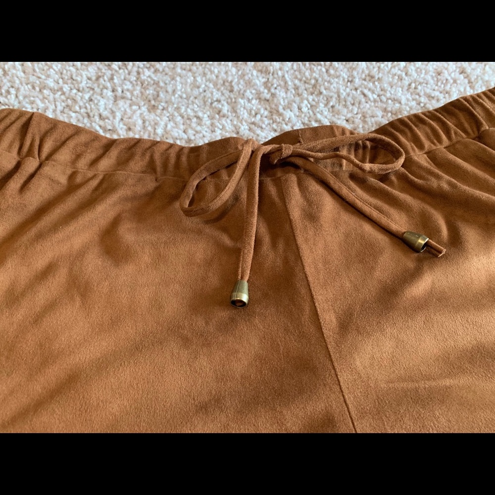 Alya brown faux suede shorts w elastic waist&ties - Picture 3 of 6